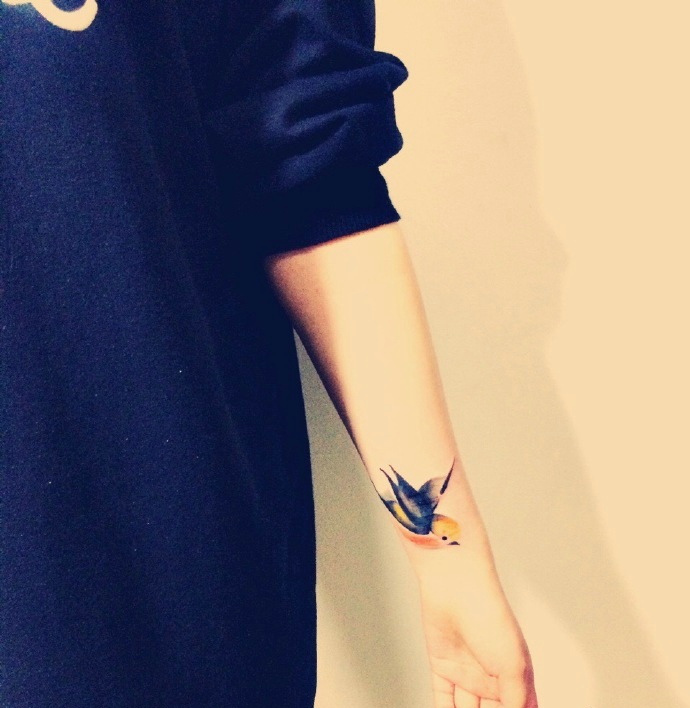 点击大图看下一张：优雅好看的手臂小燕子纹身图片