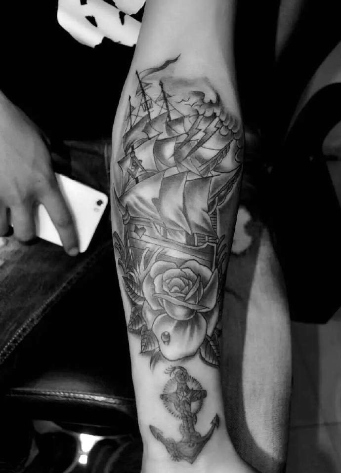 点击大图看下一张：手臂黑白个性帆船纹身刺青
