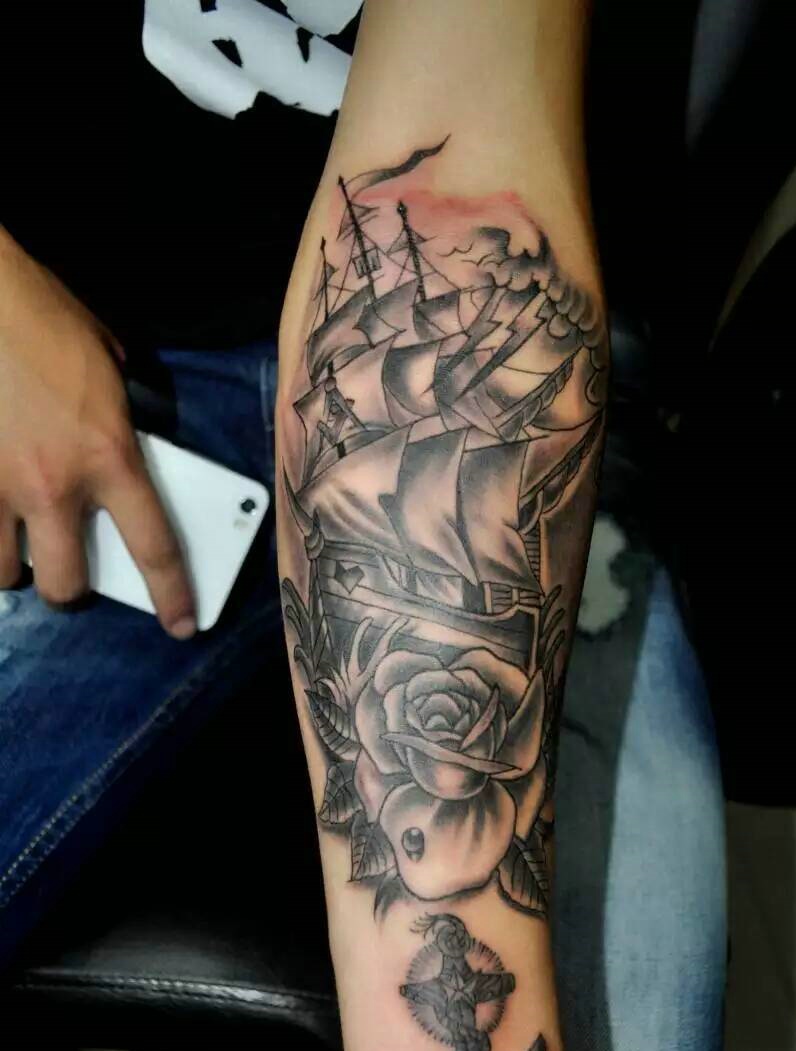 点击大图看下一张：手臂黑白个性帆船纹身刺青
