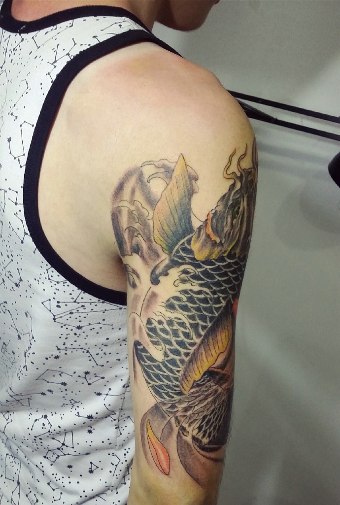 点击大图看下一张：背心男士大臂帅气的鲤鱼纹身图片