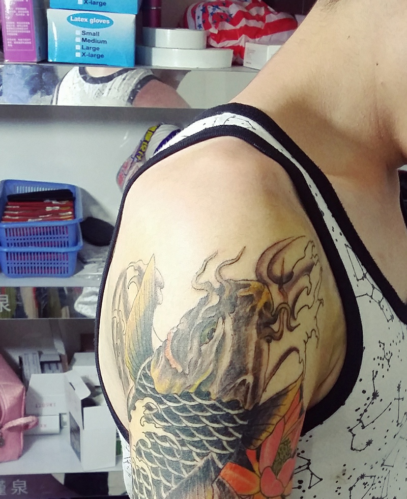 点击大图看下一张：背心男士大臂帅气的鲤鱼纹身图片