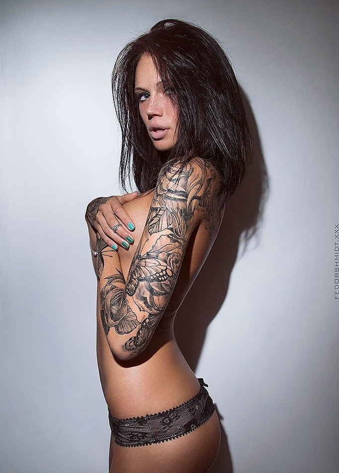 点击大图看下一张：一组欧美女人的性感纹身图案回头率极高