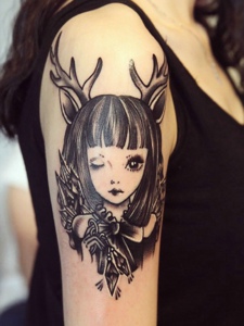 一枚鹿少女手臂纹身刺青很精致