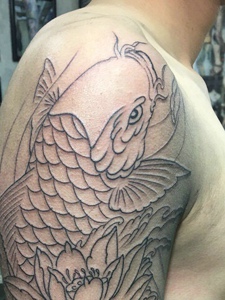 大臂简单的黑白线条鲤鱼纹身图案
