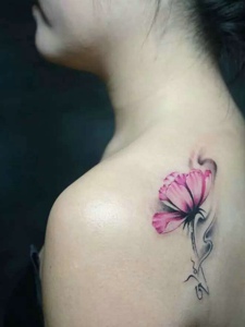 后背一朵美丽的鲜花纹身刺青