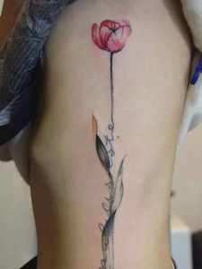 侧腰部一束长长的美丽花朵纹身刺青