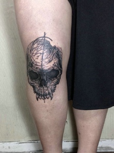 处在膝盖部位的小骷髅纹身刺青