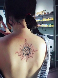 身材瘦小女生后背小太阳纹身图案