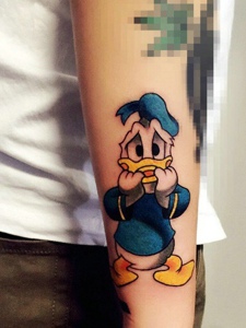 可爱小巧玲珑的唐老鸭纹身刺青