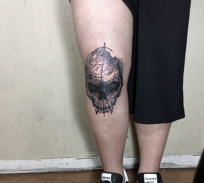 点击大图看下一张：处在膝盖部位的小骷髅纹身刺青