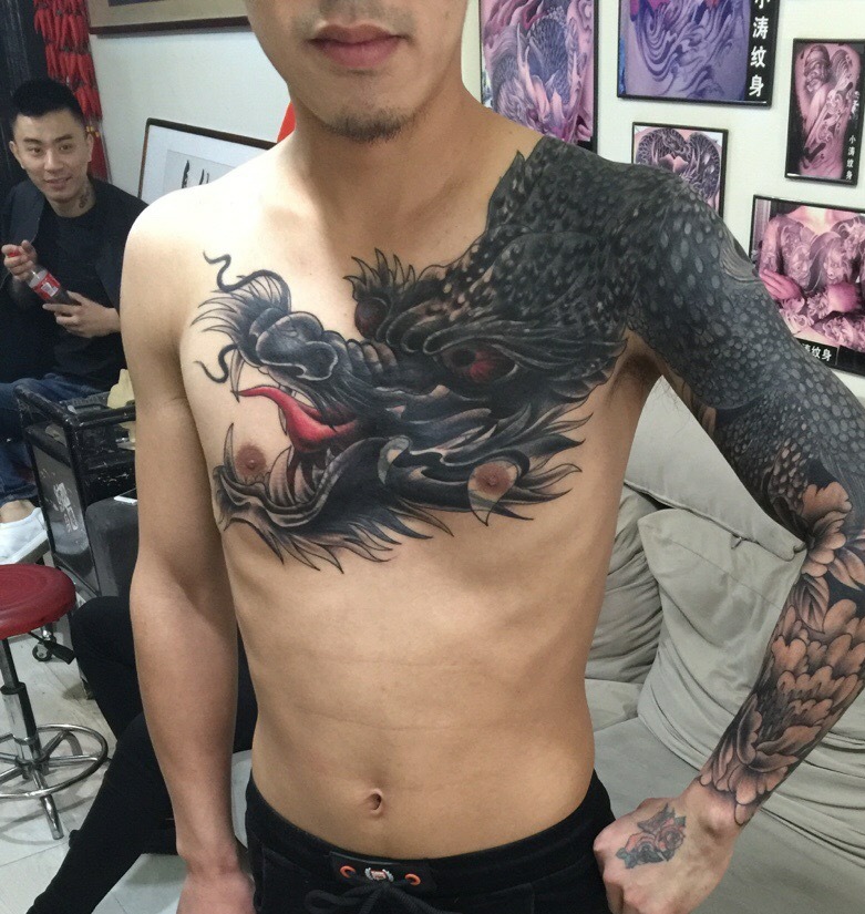 点击大图看下一张:让人尖叫的过肩半甲邪龙纹身刺青