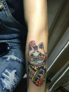 手臂下的彩色可爱招财猫纹身刺青