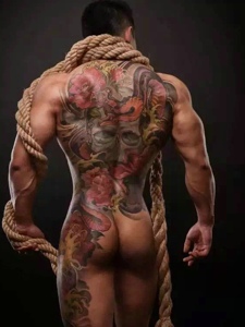 肌肉男士满背彩色大图腾纹身图案