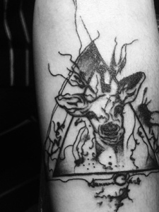 个性的手臂几何鹿头纹身刺青