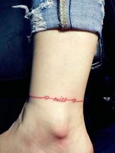 女生裸脚小红绳纹身图片很唯美