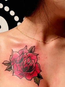 胸口一朵玫瑰花纹身刺青性感妖娆