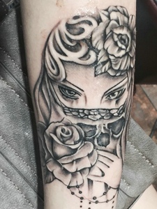手臂一枚黑白骷髅美女纹身刺青