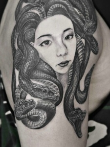 美女肖像与蛇结合的大臂纹身刺青