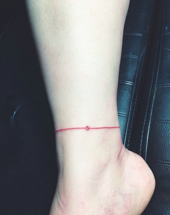 点击大图看下一张：女生裸脚小红绳纹身图片很唯美
