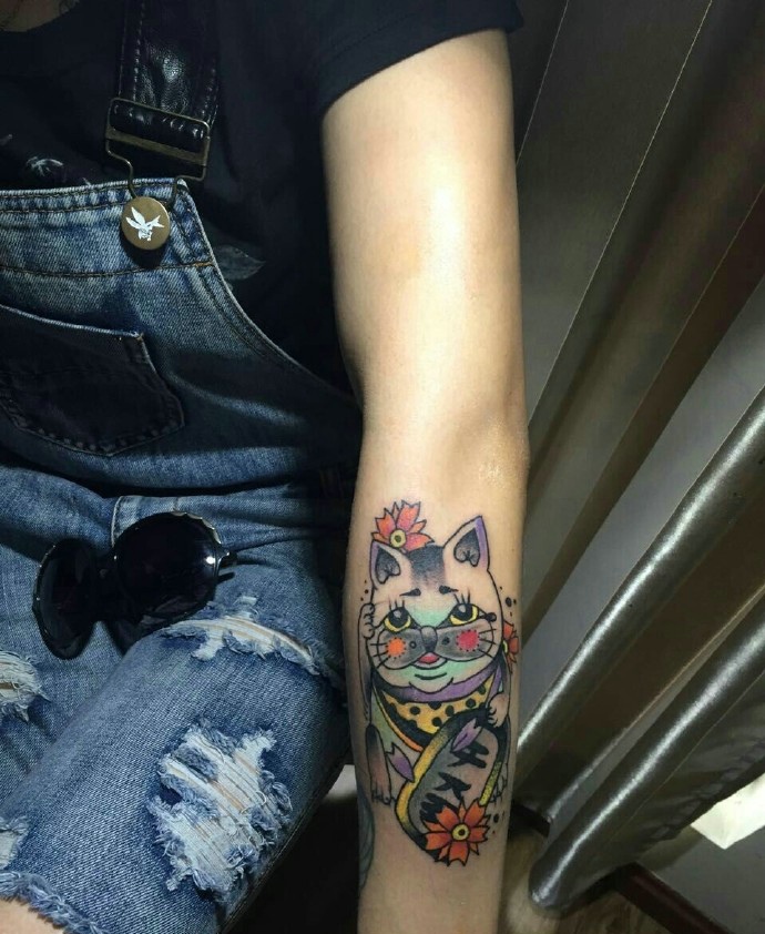 点击大图看下一张：手臂下的彩色可爱招财猫纹身刺青