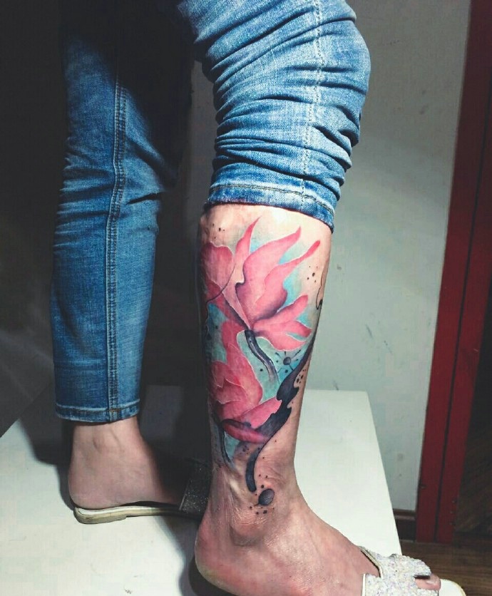 点击大图看下一张：包小腿水彩树叶纹身刺青很个性