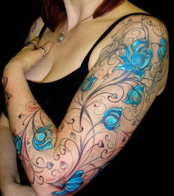 点击大图看下一张：适合女生的大臂花朵纹身刺青很性感