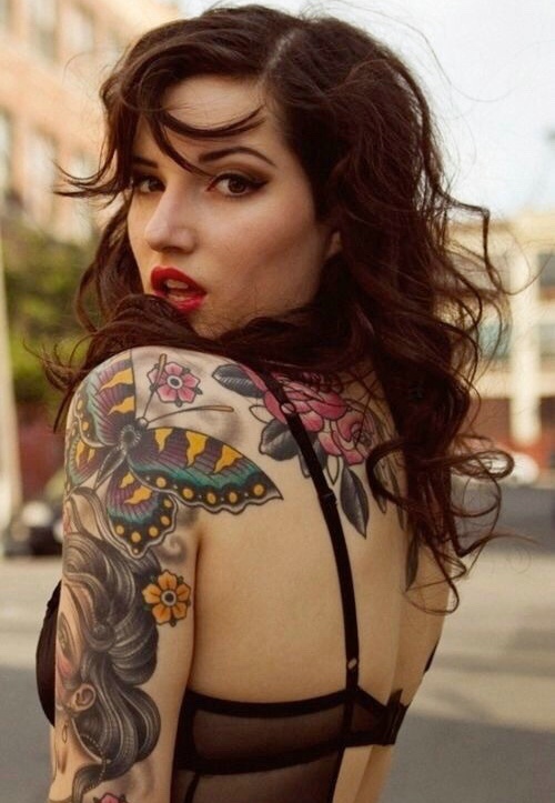 点击大图看下一张：欧美卷发女性大臂彩色蝴蝶纹身刺青