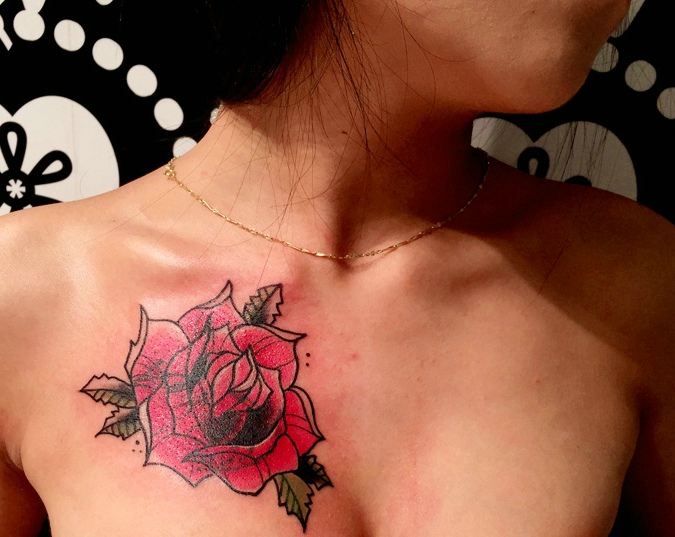 点击大图看下一张：胸口一朵玫瑰花纹身刺青性感妖娆