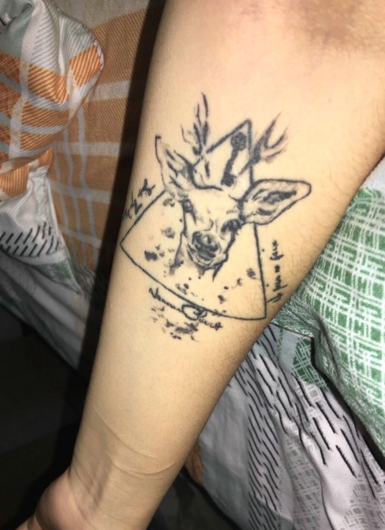 点击大图看下一张：个性的手臂几何鹿头纹身刺青