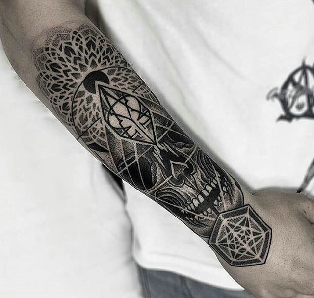 点击大图看下一张：风格独特的手臂黑灰图腾纹身刺青