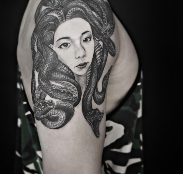 点击大图看下一张：美女肖像与蛇结合的大臂纹身刺青