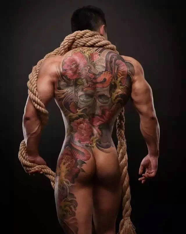 点击大图看下一张：肌肉男士满背彩色大图腾纹身图案