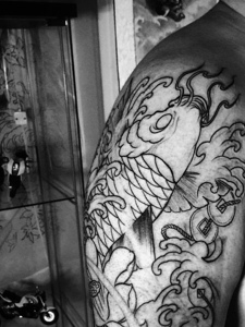 大臂简陋低调的线条鲤鱼纹身刺青