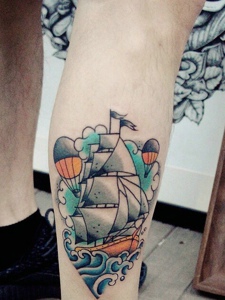 小腿部一艘帆船纹身刺青很个性