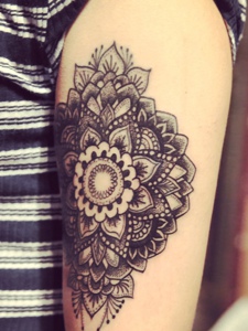 手臂内侧美丽的梵花纹身刺青