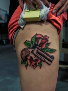 红玫瑰与水枪结合的腿部纹身图案