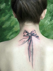 女生颈部漂亮的蝴蝶结纹身刺青