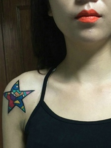 女生双肩膀彩色五角星纹身图案