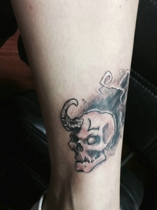 腿部个性的小骷髅纹身刺青