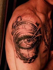 钟表与眼球一起的大臂纹身刺青