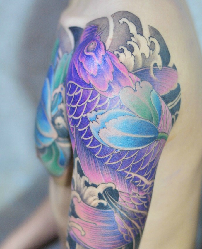 点击大图看下一张：超级酷的彩色半甲鲤鱼纹刺青