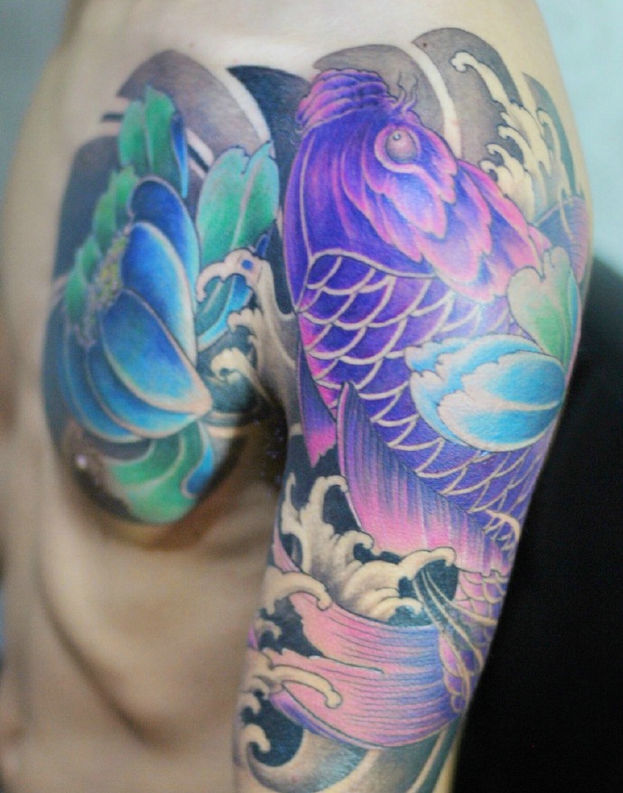 点击大图看下一张：超级酷的彩色半甲鲤鱼纹刺青
