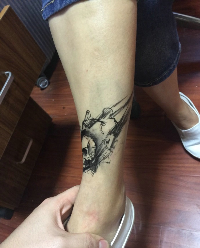 点击大图看下一张：腿部个性的小骷髅纹身刺青