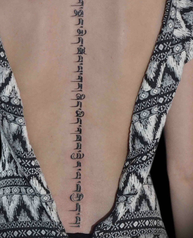 点击大图看下一张：性感的脊椎部梵文纹身刺青很诱人