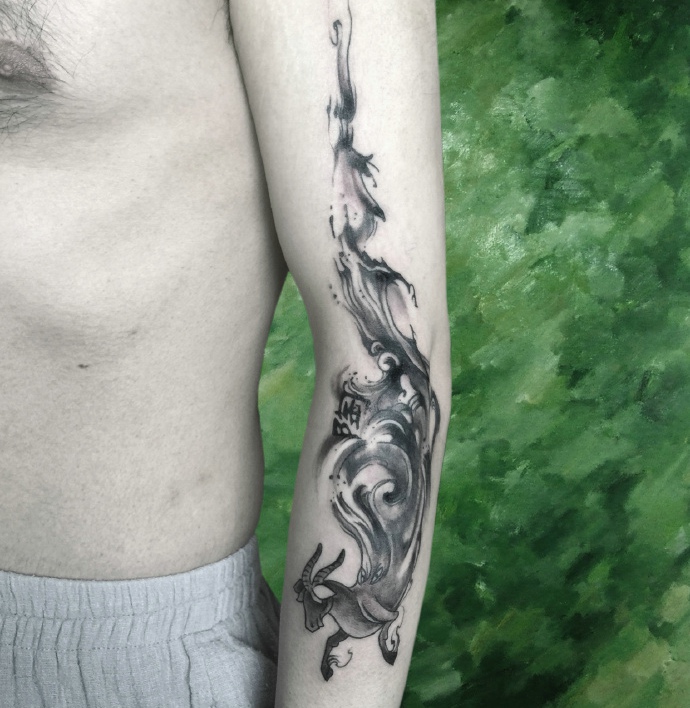 点击大图看下一张：男士手臂个性狐狸纹身刺青
