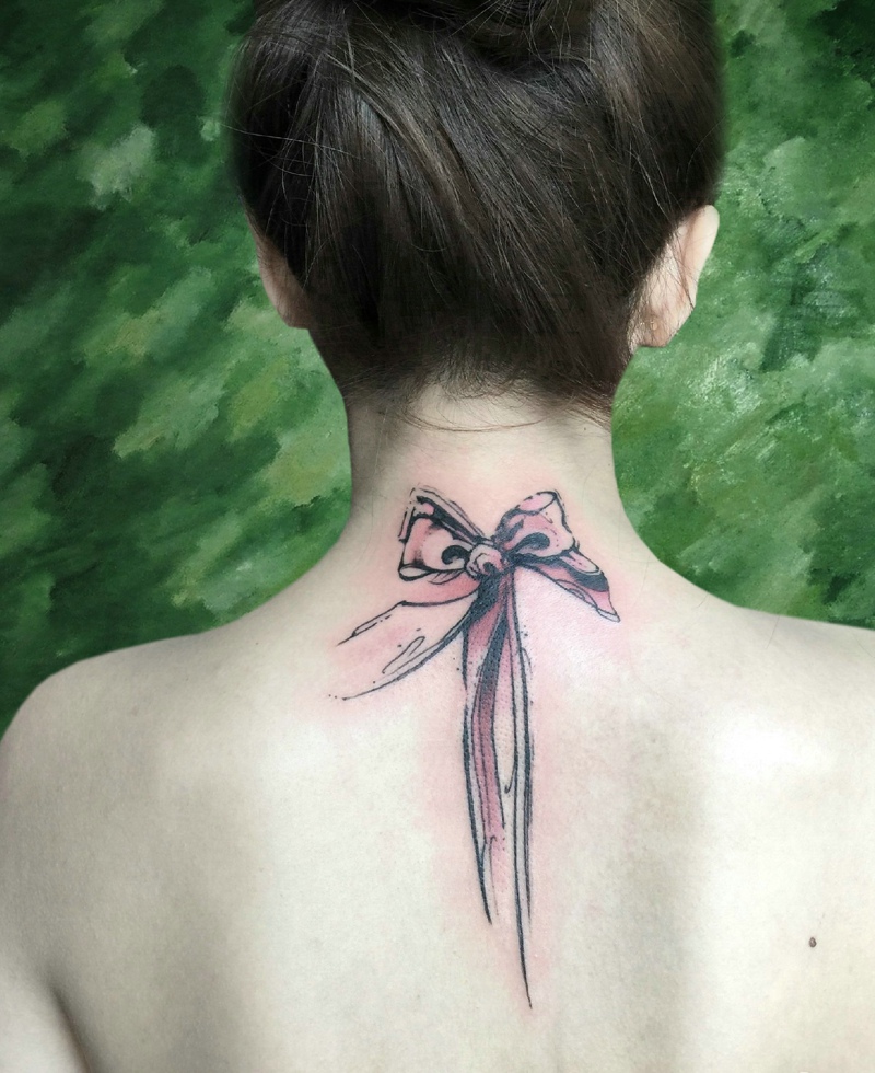 点击大图看下一张：女生颈部漂亮的蝴蝶结纹身刺青