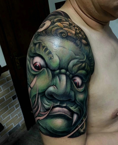 点击大图看下一张:魁梧男士大臂彩色3d图腾纹身刺青