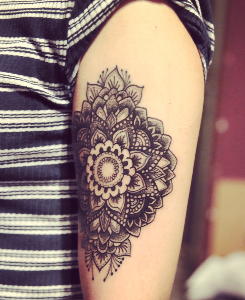 点击大图看下一张：手臂内侧美丽的梵花纹身刺青