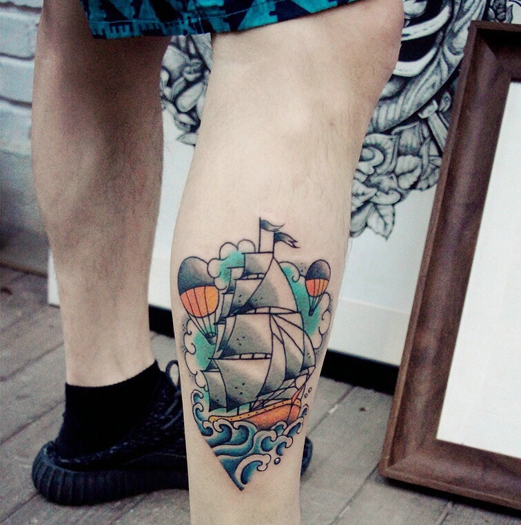 点击大图看下一张：小腿部一艘帆船纹身刺青很个性