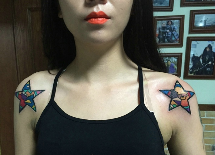 点击大图看下一张：女生双肩膀彩色五角星纹身图案